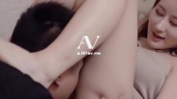 白嫩少妇女邻居很容易上钩